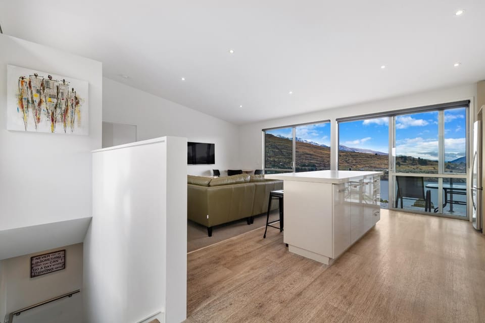 TV and multimedia, View (from property/room), Kitchen or kitchenette, Dining area, Lake view, Mountain view, oven