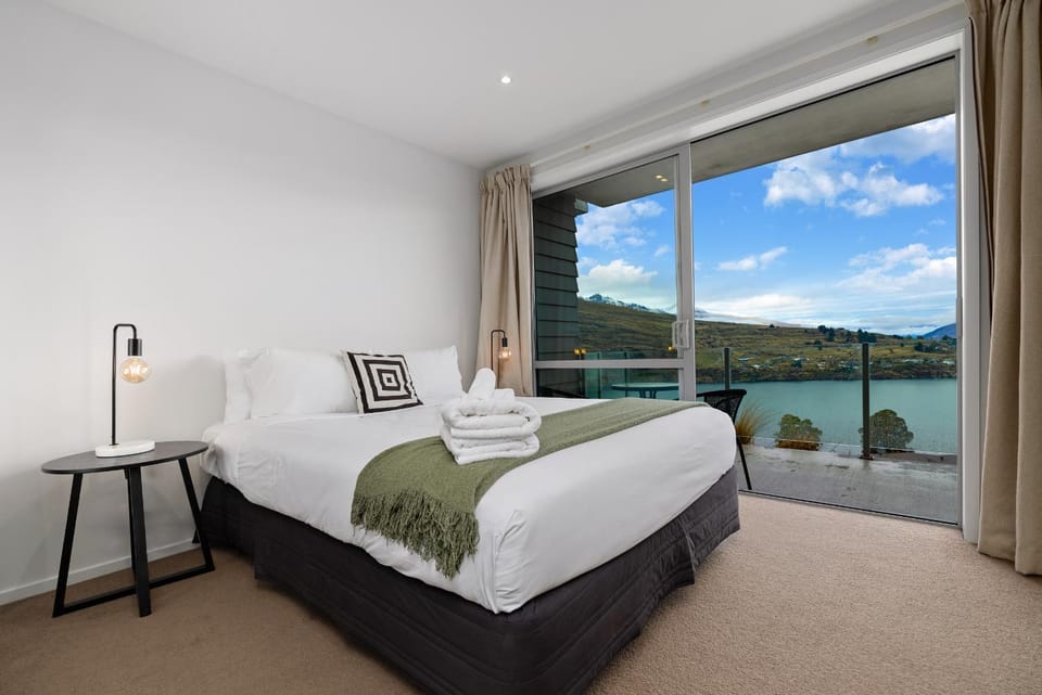 Bed, Bedroom, Lake view, Mountain view, towels