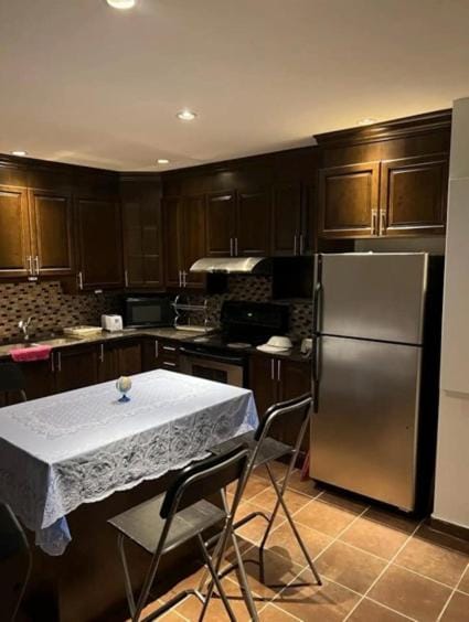 Kitchen or kitchenette, Dining area, stove