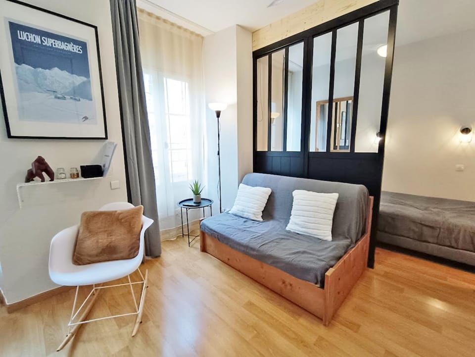 Bed, Living room