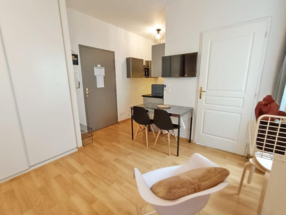 Kitchen or kitchenette, Dining area, minibar