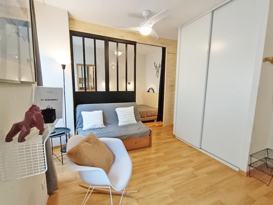 Bed, Living room, wardrobe