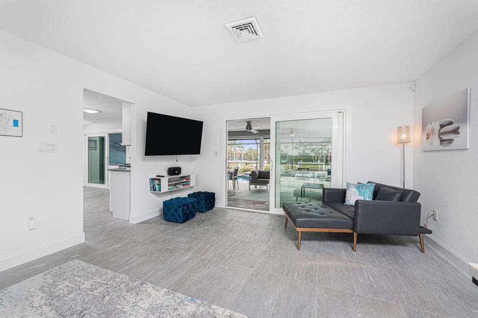 Communal lounge/ TV room, TV and multimedia, Living room, Photo of the whole room, Seating area, Evening entertainment, furniture, pet friendly, air conditioner
