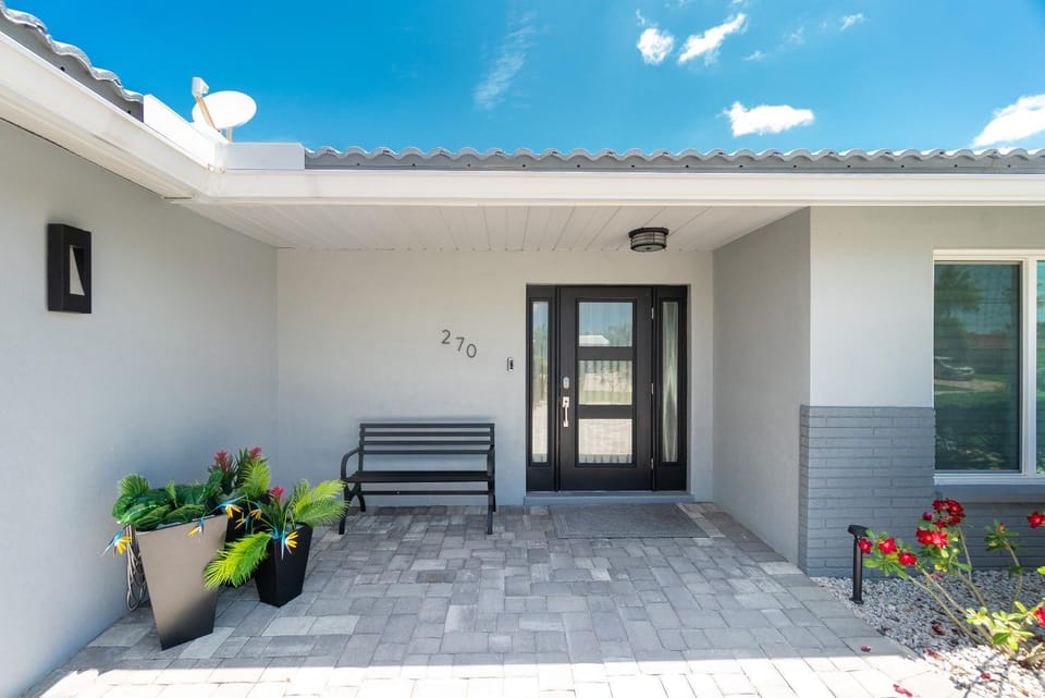 Property building, Patio, Day, pet friendly