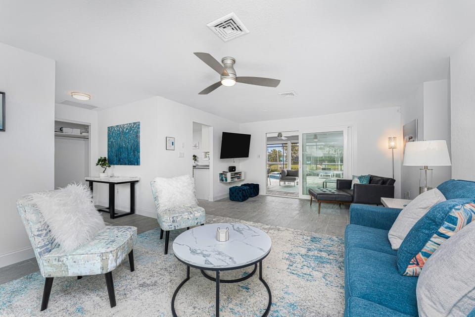 Communal lounge/ TV room, TV and multimedia, Living room, Photo of the whole room, Seating area, Evening entertainment, Pool view, Entertainment, pet friendly