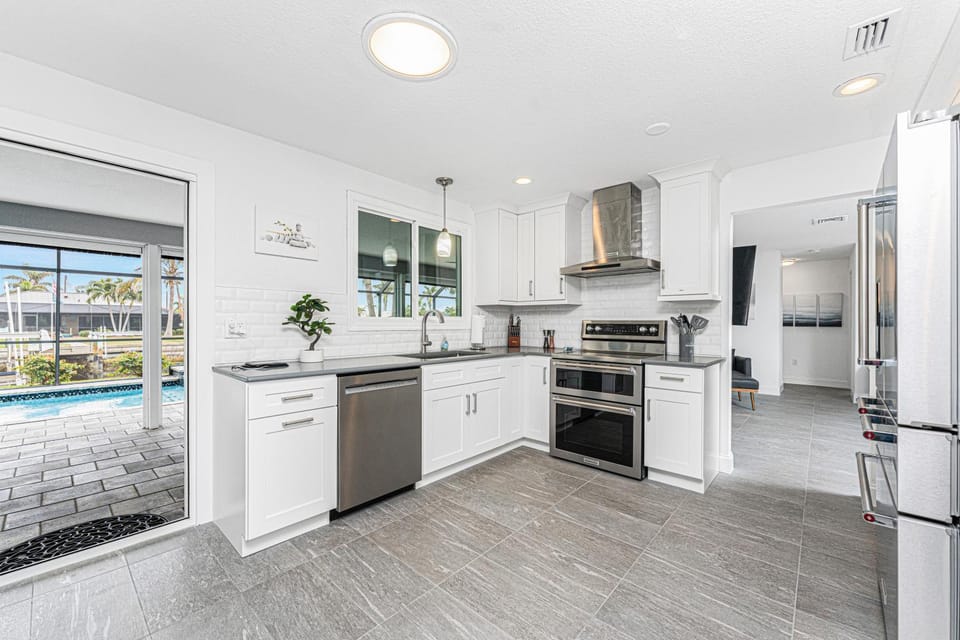 Day, Coffee/tea facilities, Kitchen or kitchenette, Pool view, dishwasher, oven, pet friendly, stove, kitchen, kitchen