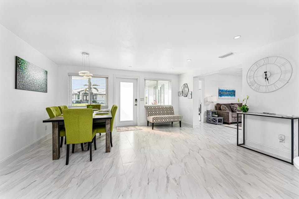Facade/entrance, Living room, Photo of the whole room, Seating area, Dining area, pet friendly