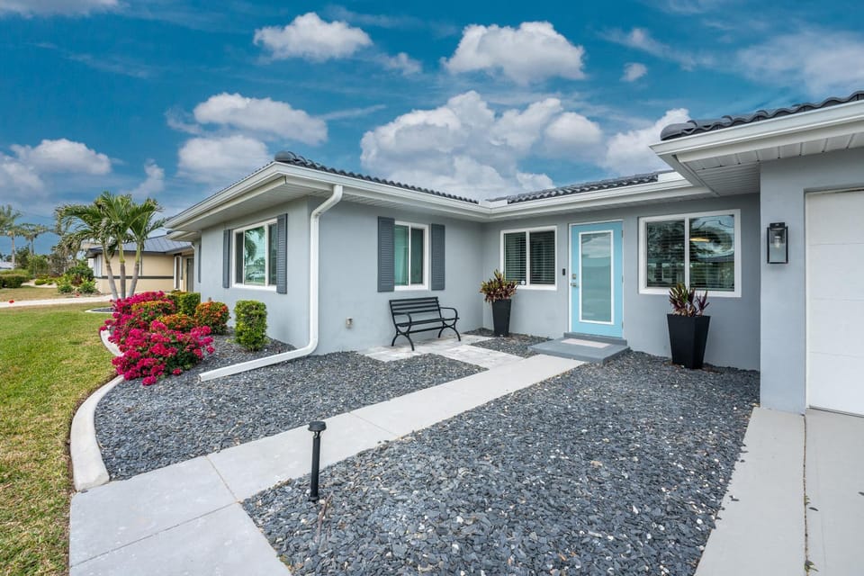 Property building, Day, pet friendly