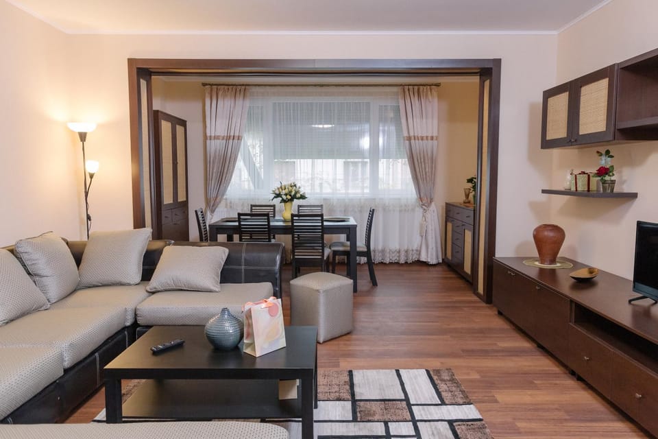 TV and multimedia, Seating area, Dining area