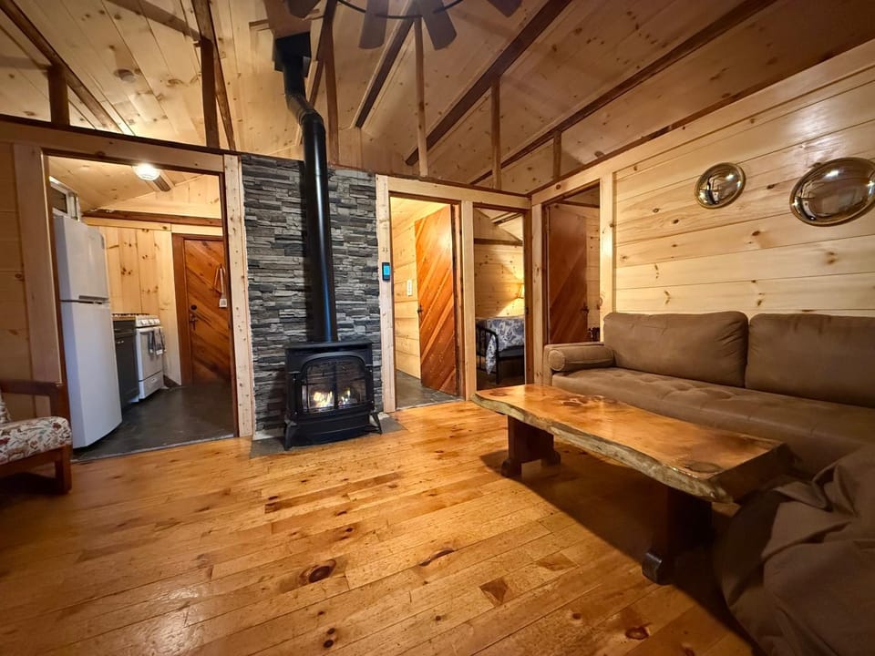 Toms Cabin on Lake Christopher Cabin in Woodstock