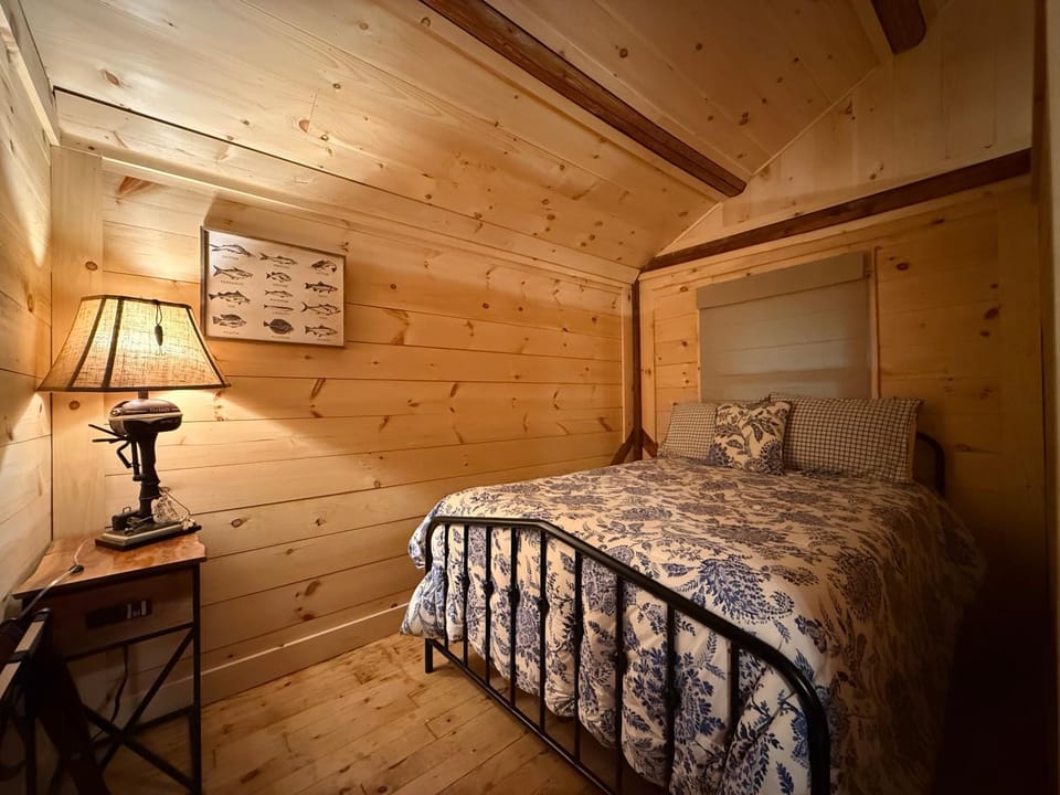 Toms Cabin on Lake Christopher Cabin in Woodstock