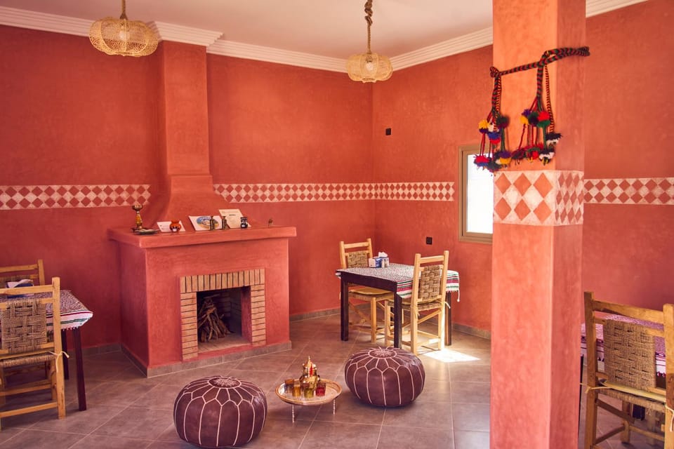 Restaurant/places to eat, Living room, Seating area