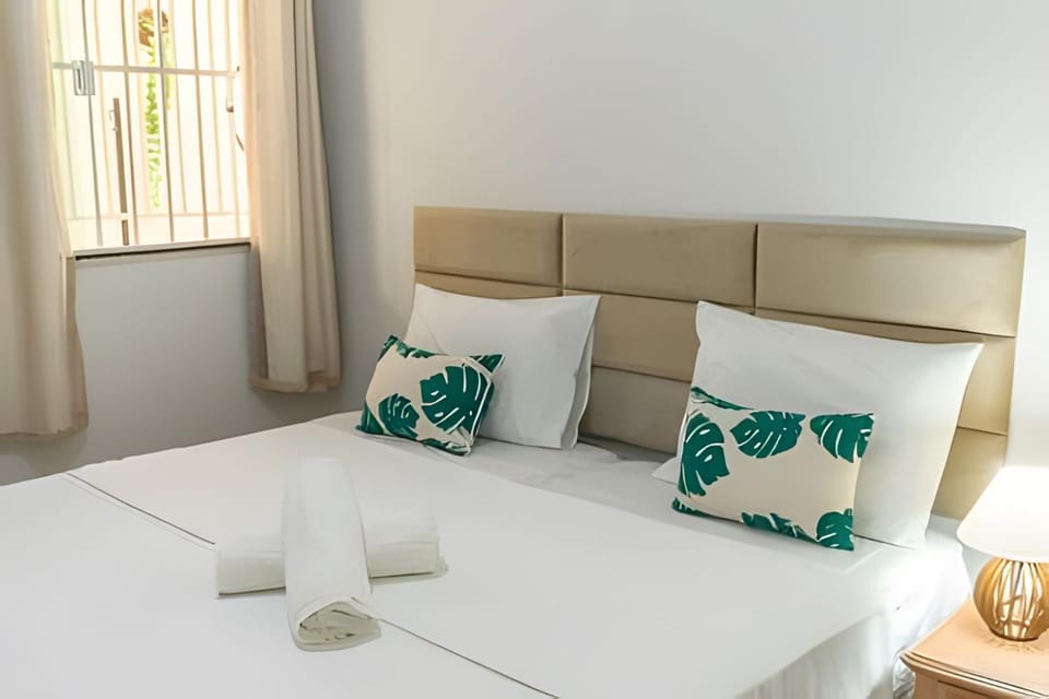 500m PRAIA Taperapuan; 2 quartos; WiFi 300mbs; Churrasqueira; Chuveirão; Estacionamento Gratuito 1 carro. House in State of Bahia