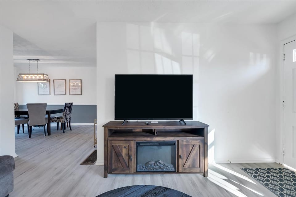 Communal lounge/ TV room, TV and multimedia, Living room, Seating area, Evening entertainment