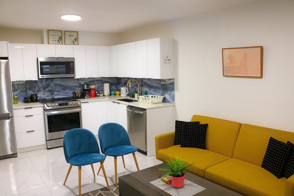 Coffee/tea facilities, Kitchen or kitchenette, Seating area, minibar, stove, toaster