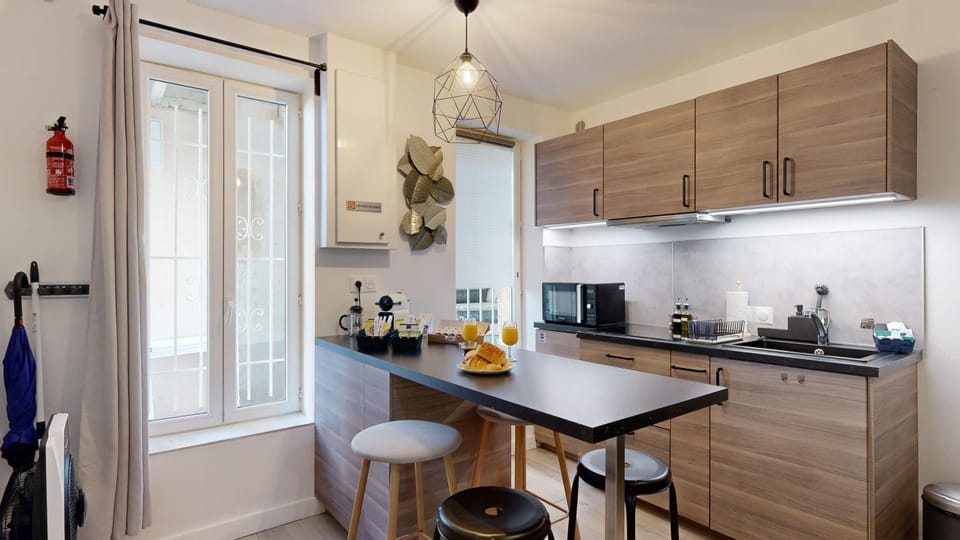 Kitchen or kitchenette, Seating area, Dining area