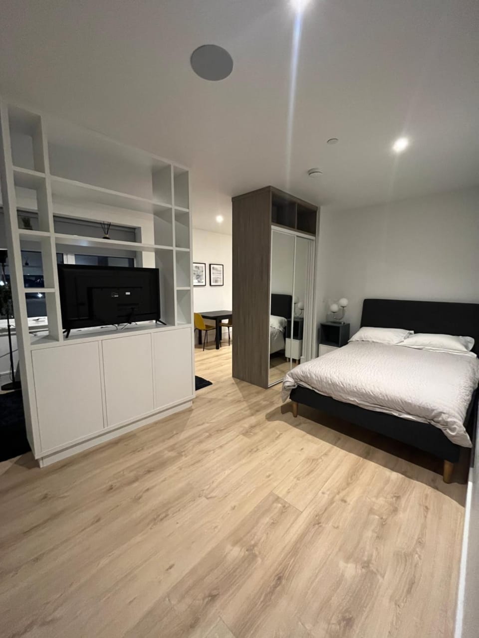 AEROPARTMENT & AEROTEL, London Heathrow Airport, Terminal 4, EV Stations & Cheap Parking on site! Apartment in London Borough of Hounslow