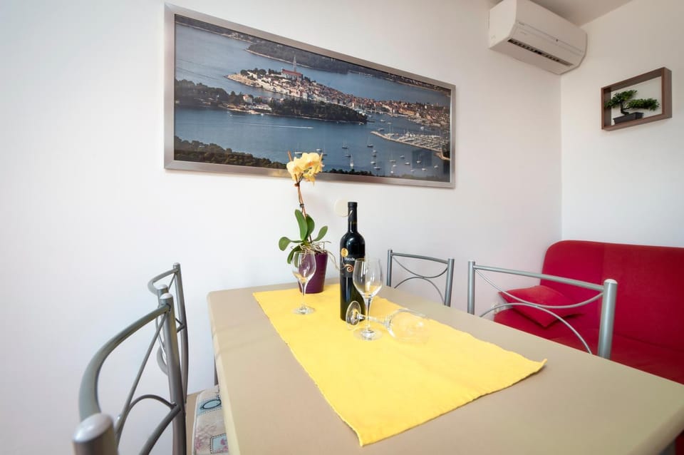 Food and drinks, Seating area, Dining area