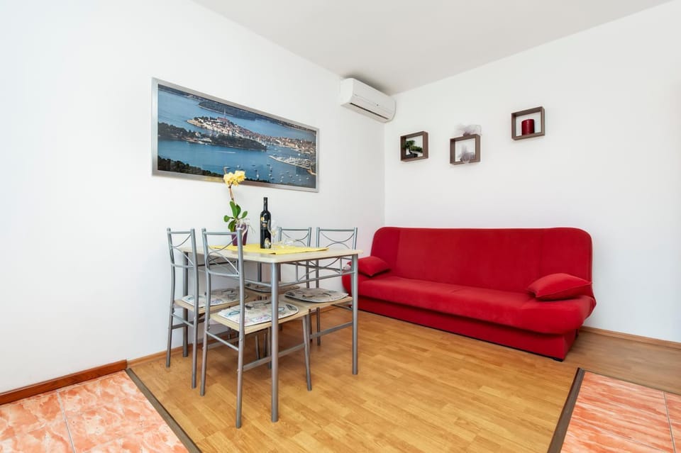 Seating area, Dining area, air conditioner