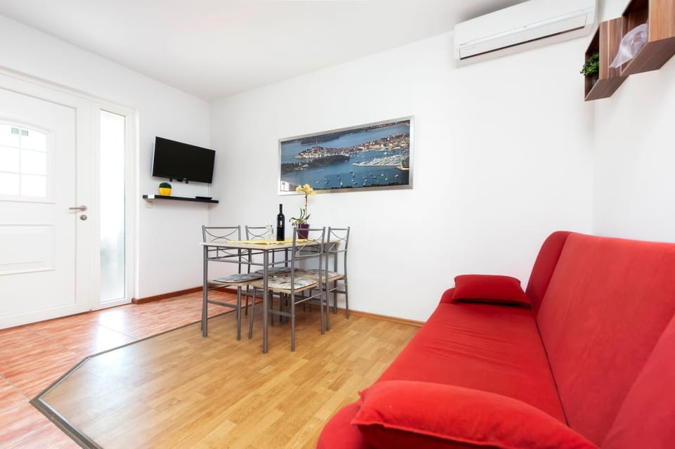 Communal lounge/ TV room, TV and multimedia, Kitchen or kitchenette, Seating area, Dining area
