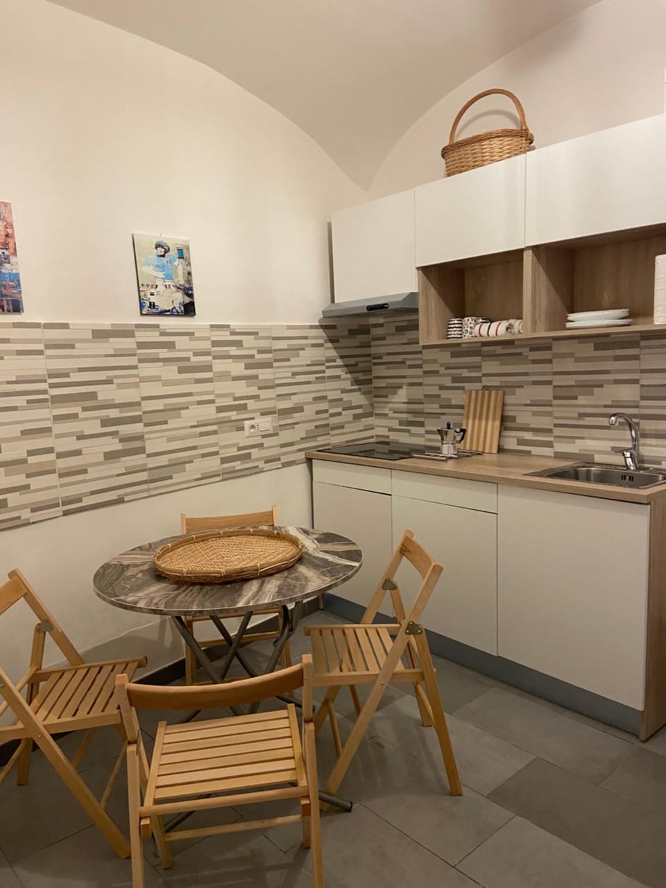 Kitchen or kitchenette, Dining area, stove