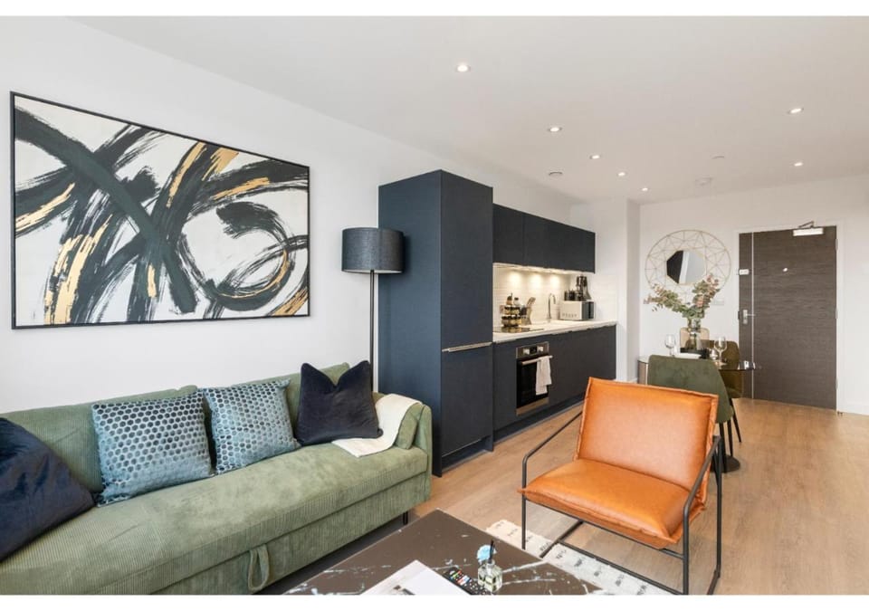 Kitchen or kitchenette, Living room, Seating area, minibar, oven