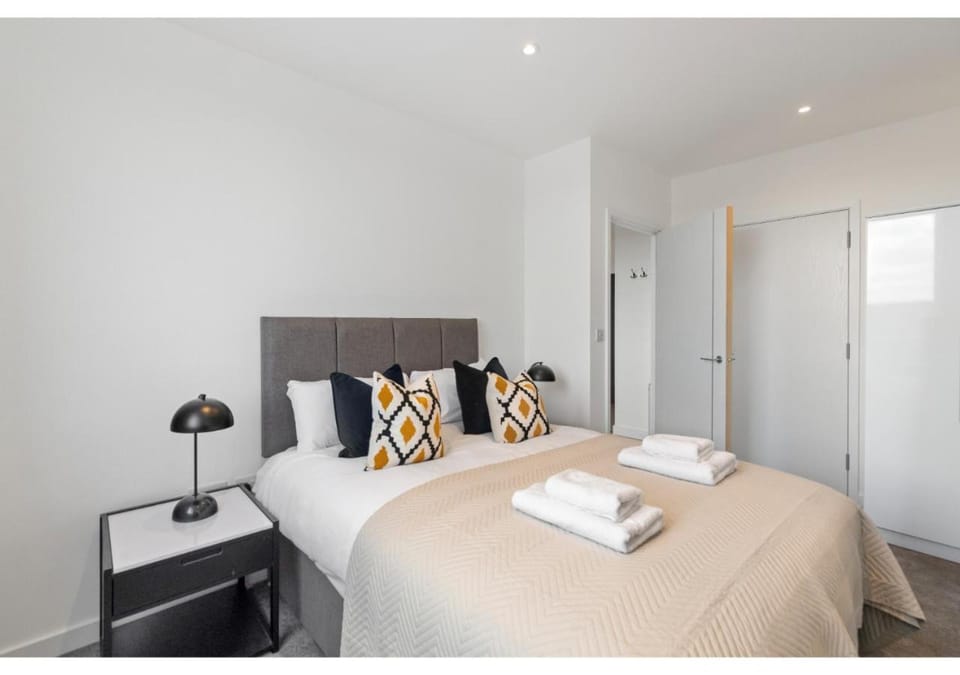 Bed, Photo of the whole room, Bedroom, towels