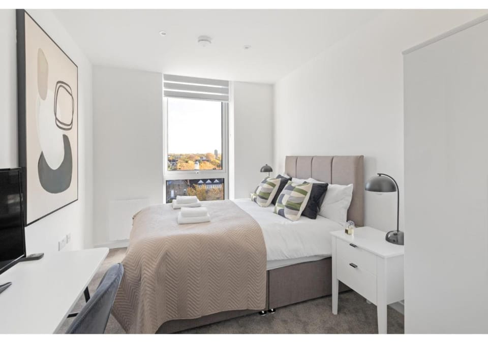 Bed, TV and multimedia, Bedroom