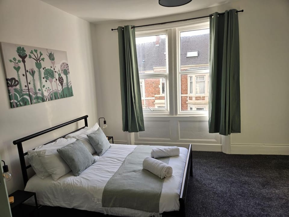 Bed, Bedroom, towels