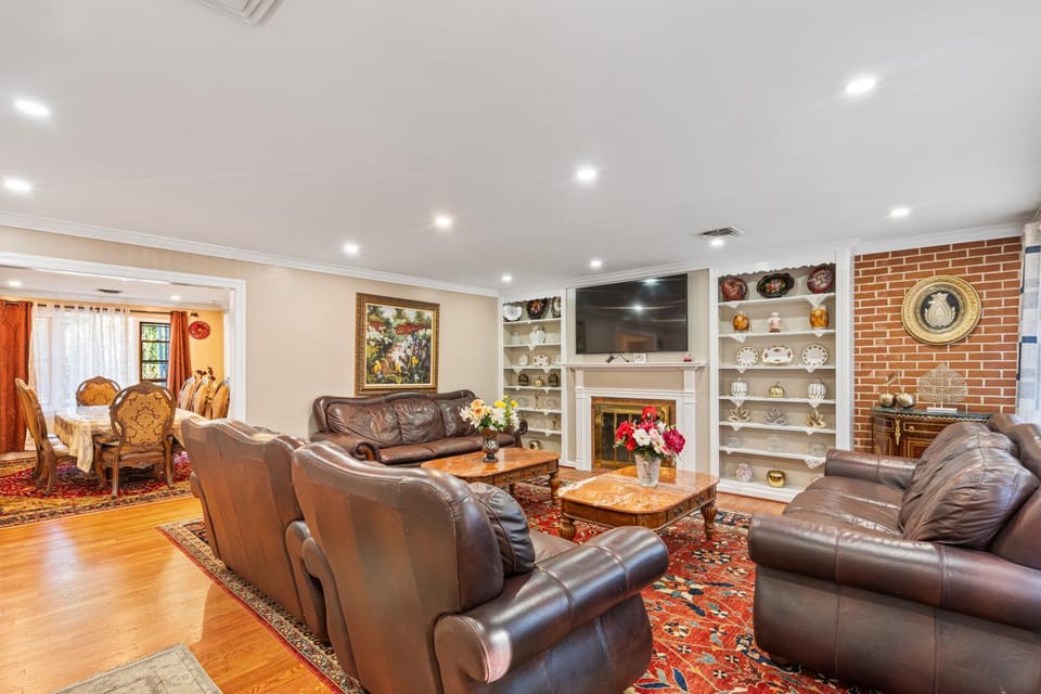 Communal lounge/ TV room, TV and multimedia, Living room, Seating area, Evening entertainment