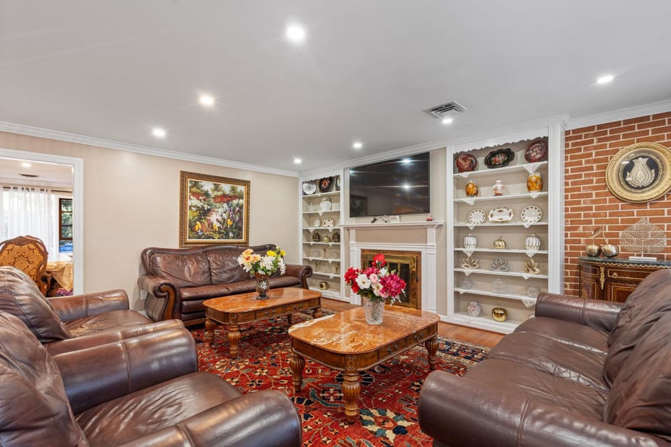 Communal lounge/ TV room, TV and multimedia, Living room, Seating area, Evening entertainment