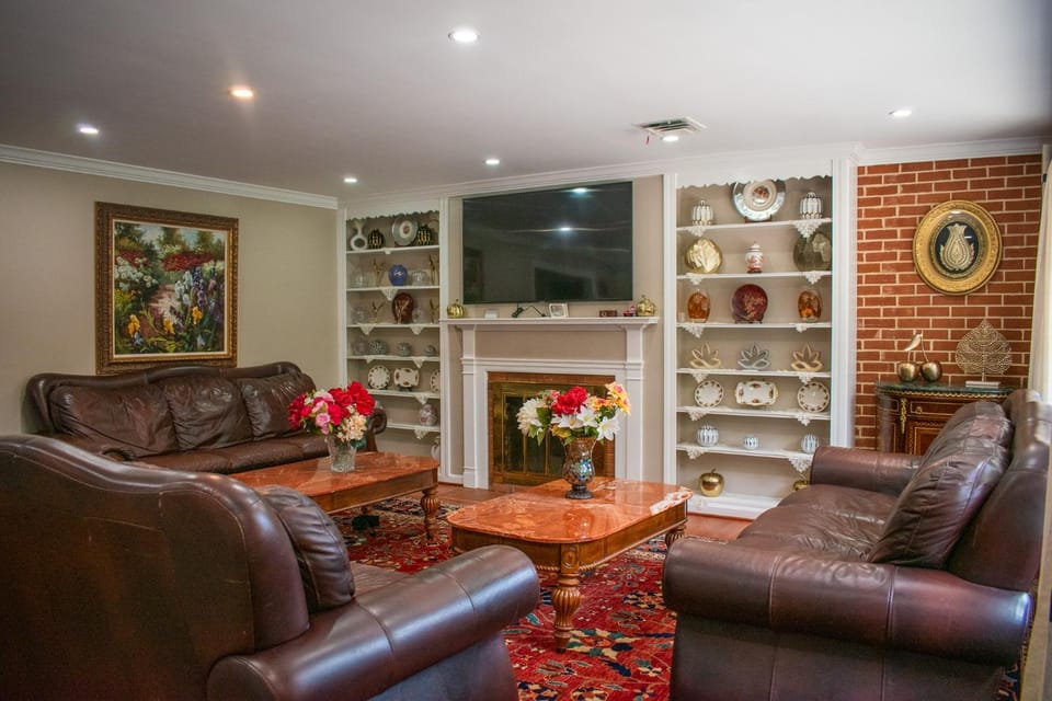 TV and multimedia, Living room, Seating area, wardrobe