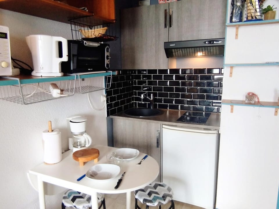 Studio rénové proche centre, balcon et TV - FR-1-771-1 Apartment in Auvergne-Rhône-Alpes