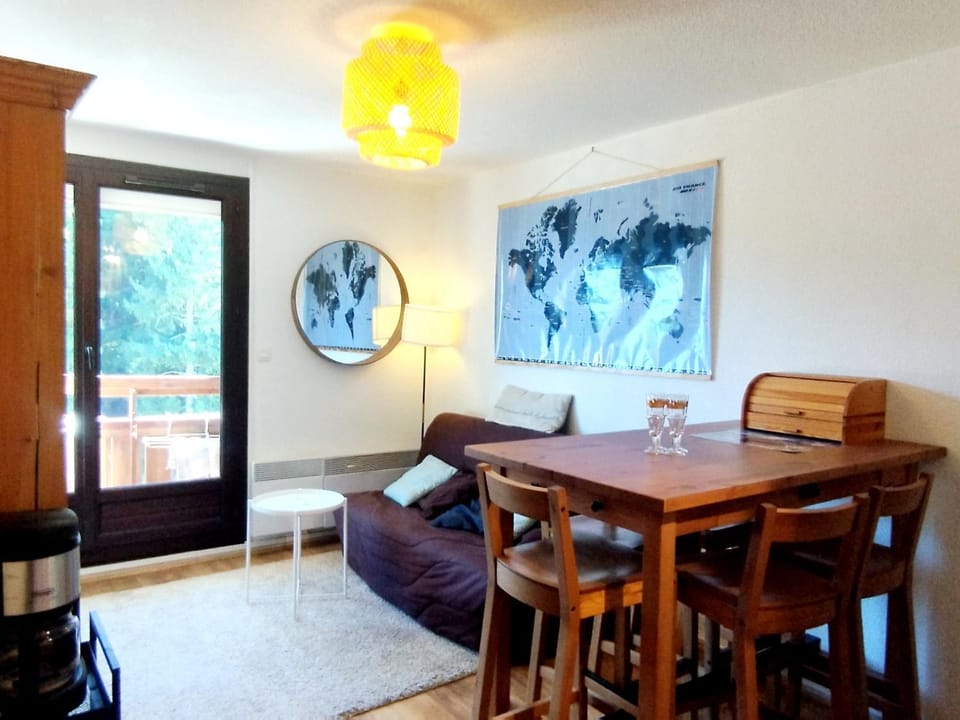 Appartement Confortable au Pied des Pistes - 2 Pièces avec Balcon, 9ème étage - FR-1-771-23 Apartment in Auvergne-Rhône-Alpes