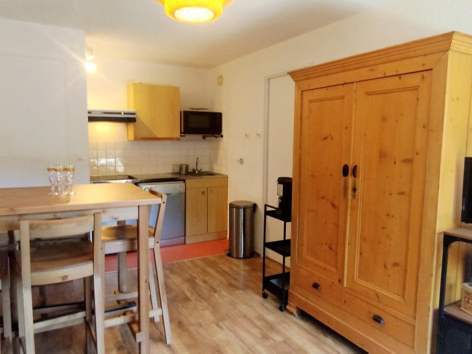 Appartement Confortable au Pied des Pistes - 2 Pièces avec Balcon, 9ème étage - FR-1-771-23 Apartment in Auvergne-Rhône-Alpes