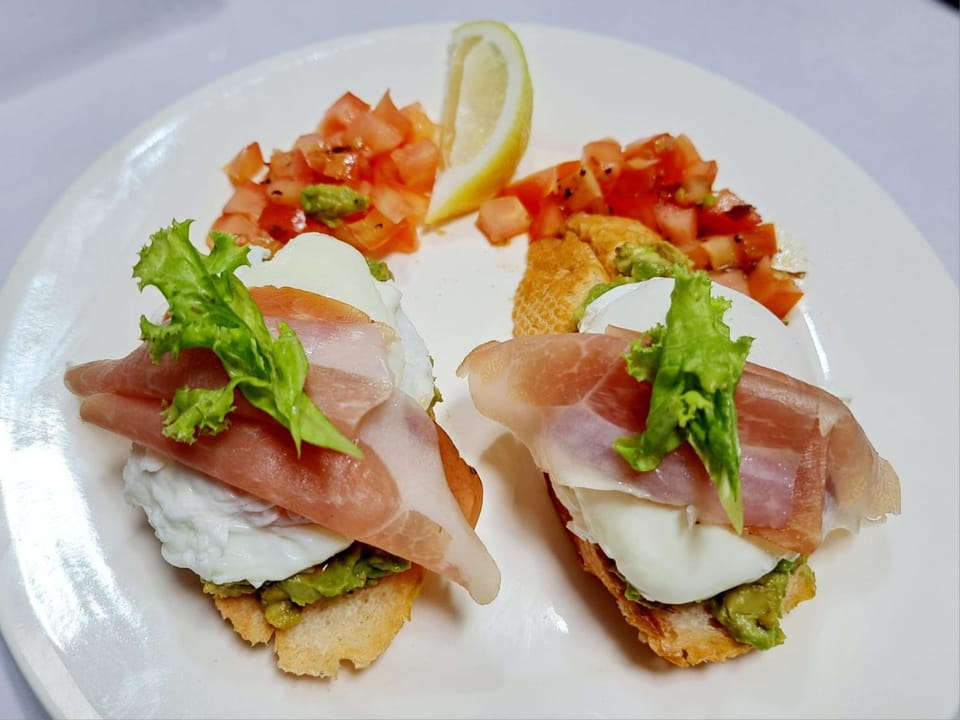 Restaurant/places to eat, Food and drinks, Breakfast, Continental breakfast