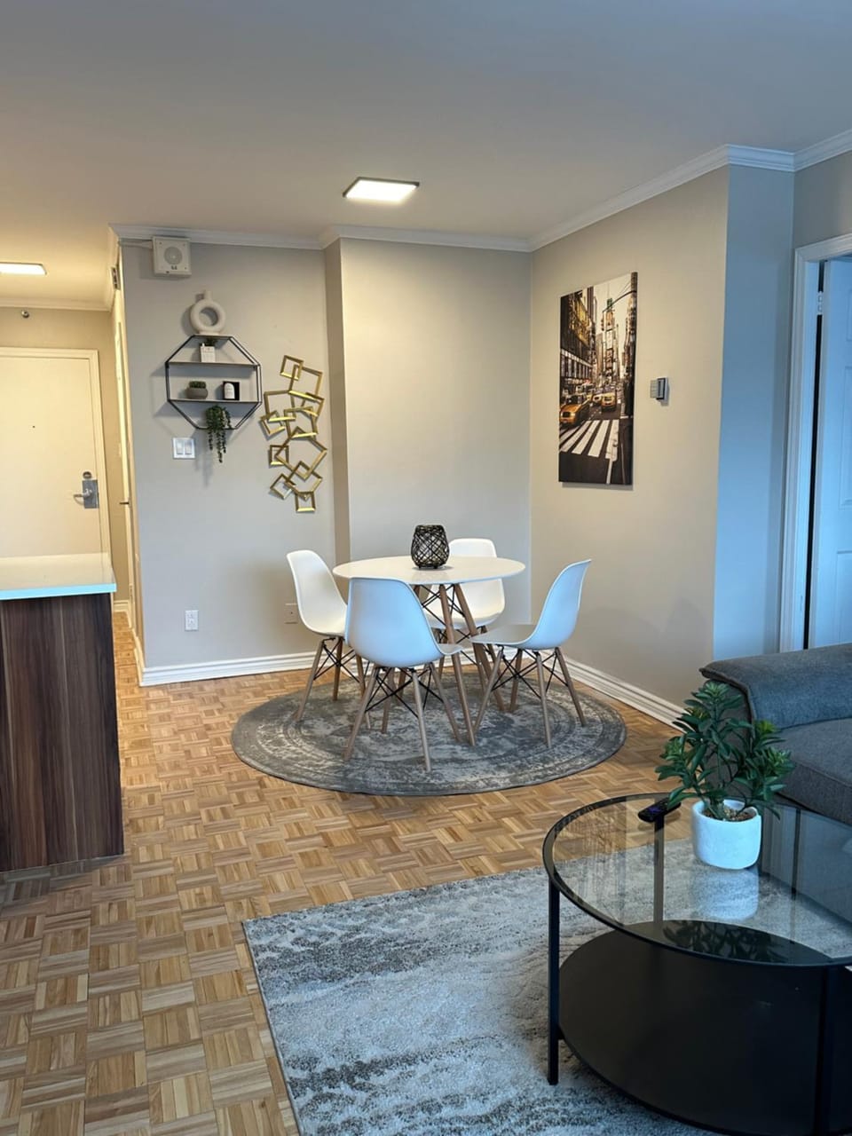 Hello,CRESCENT Apartment in Montreal