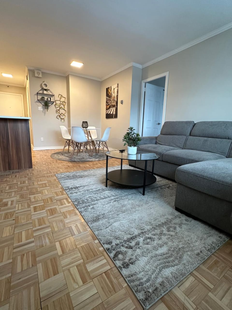Hello,CRESCENT Apartment in Montreal