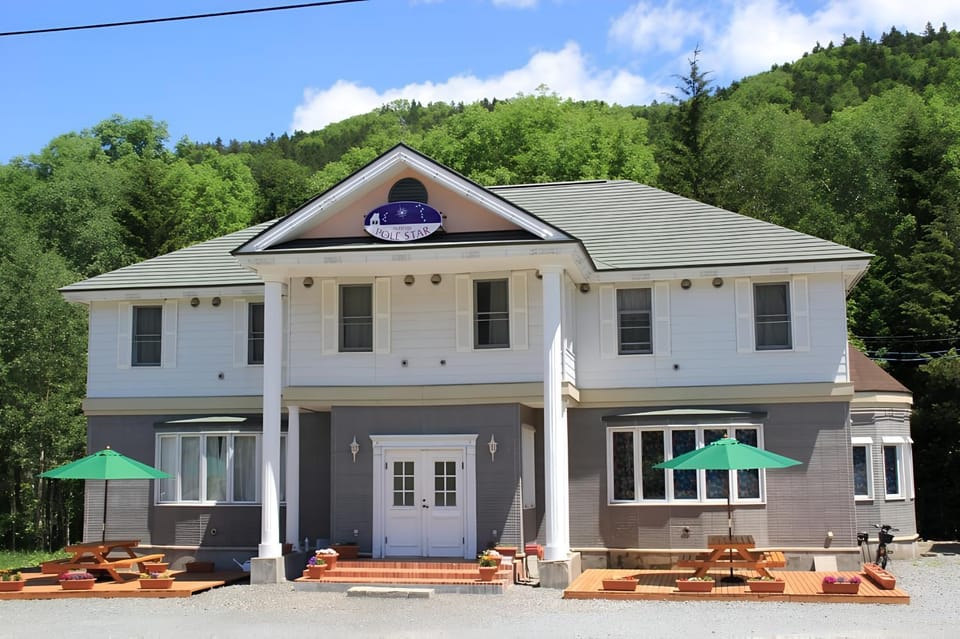 guest house White House ホワイト ハウス Bed and Breakfast in Hokkaido Prefecture