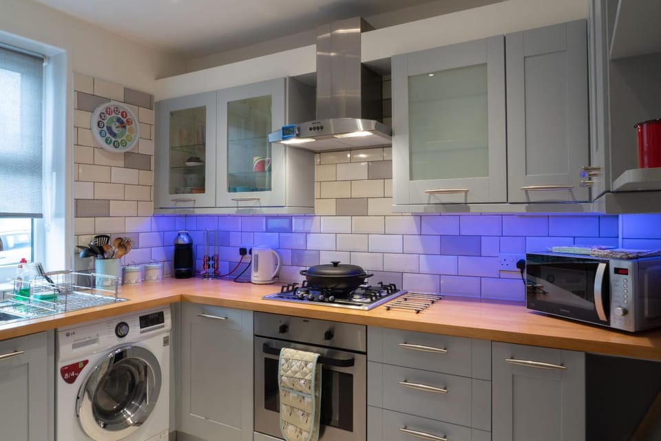 Kitchen or kitchenette, pet friendly, stove, washing machine