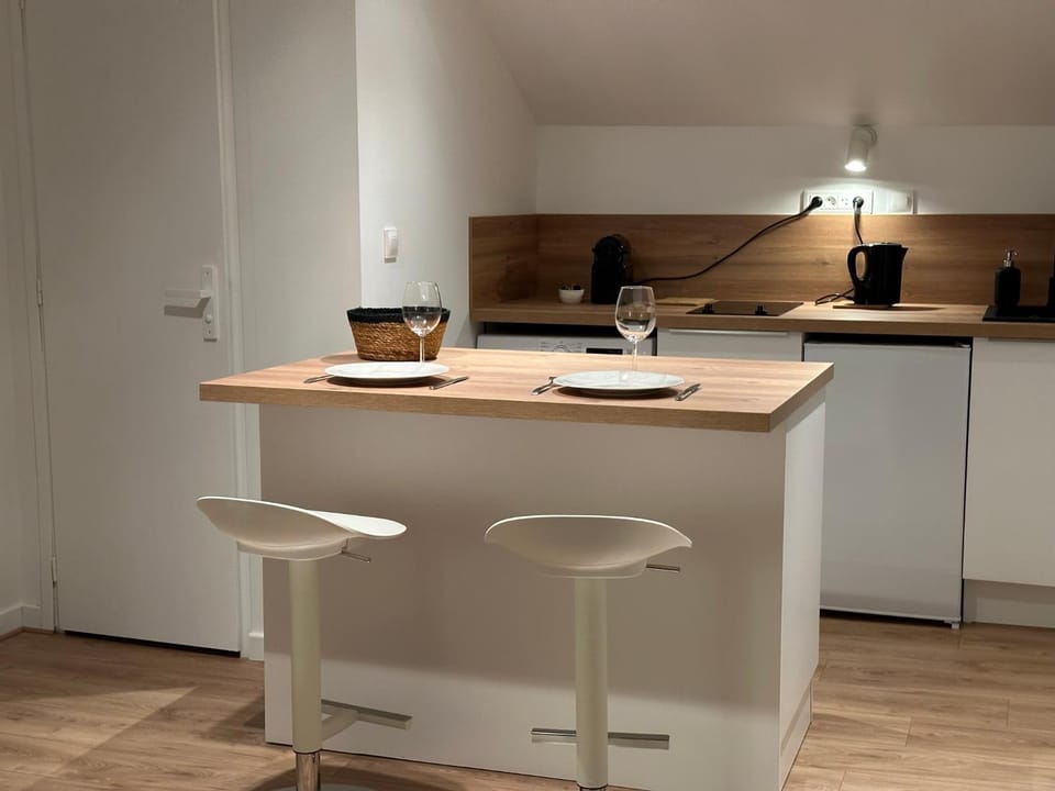 Kitchen or kitchenette, Dining area, stove