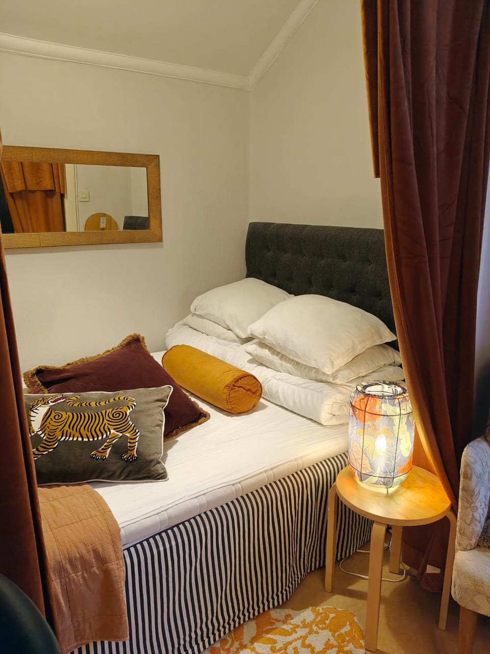 Vindslägenhet med badkar & alkov Centralt - Anna Josefinas Stay Apartment in Sweden