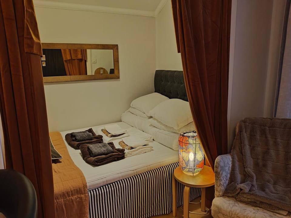 Vindslägenhet med badkar & alkov Centralt - Anna Josefinas Stay Apartment in Sweden