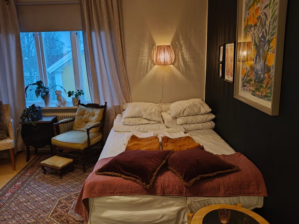 Vindslägenhet med badkar & alkov Centralt - Anna Josefinas Stay Apartment in Sweden