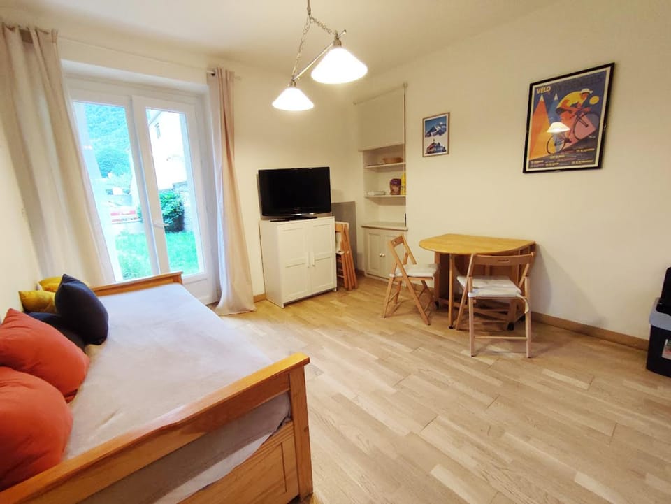 TV and multimedia, Seating area, Dining area
