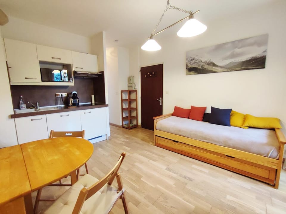 Kitchen or kitchenette, Seating area, Dining area, stove