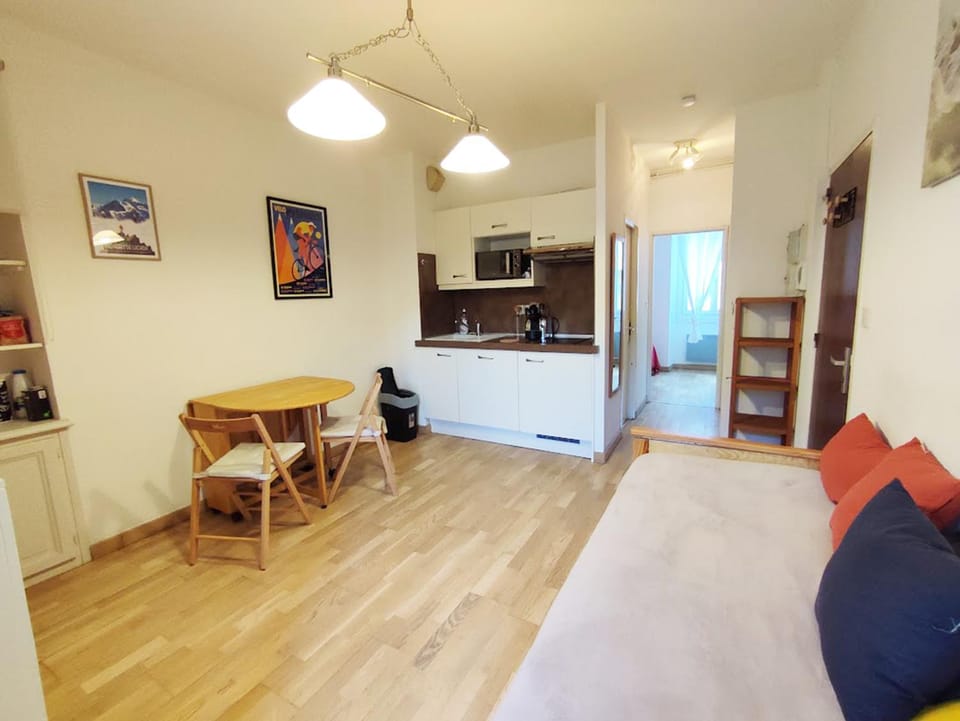 Kitchen or kitchenette, Seating area, Dining area, minibar, stove