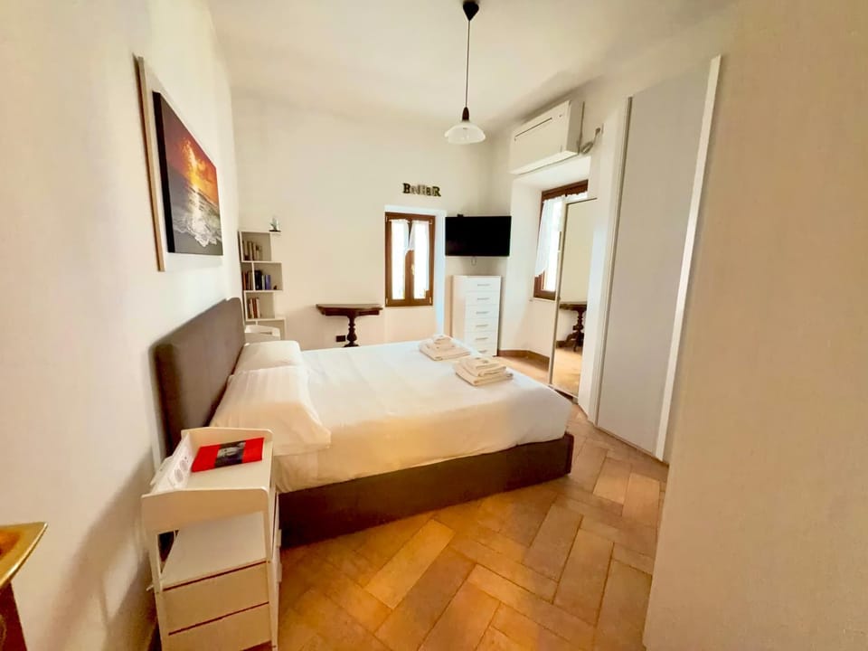 Monti Home - 5 Minute Walk to Colosseum & Metro Apartment in Rome
