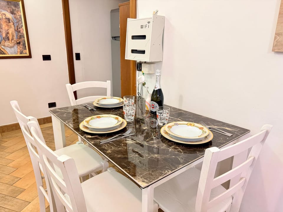 Monti Home - 5 Minute Walk to Colosseum & Metro Apartment in Rome