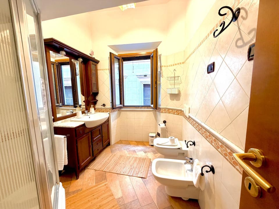 Monti Home - 5 Minute Walk to Colosseum & Metro Apartment in Rome